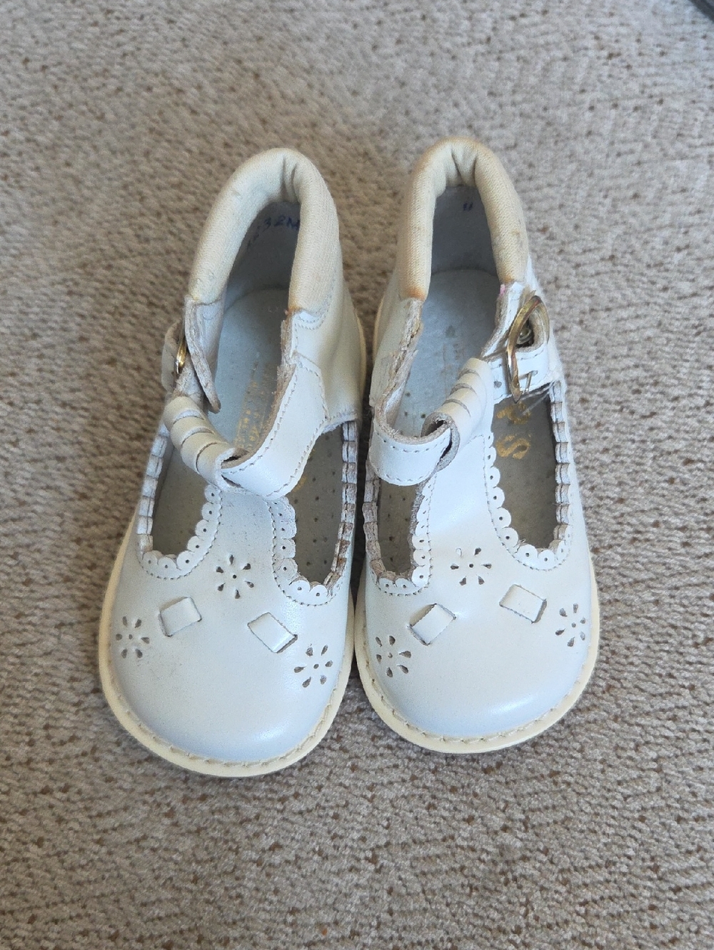 Classic White Girls' Kinder Dress Shoes
